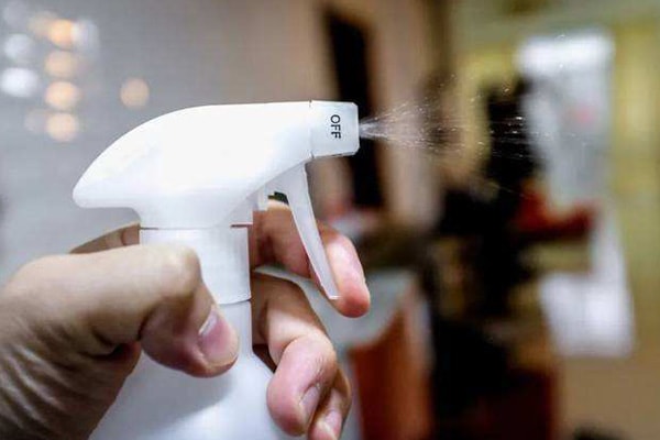 75%酒精可以直接喷皮肤吗 75%酒精可以直接喷皮肤吗